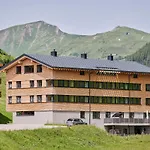 Aparthotel Roessle Und Sport Roessle Skiverleih & Sportgeschaeft